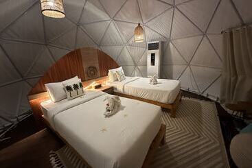 هتل Glamping @ Pebbles & Fins