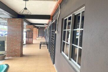 هتل Oyo 90910 Homestay D Lalang Inn
