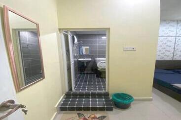 هتل Oyo Home 90904 Ray Yan Guesthouse