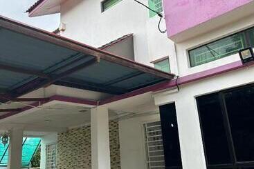 پانسیون Sufi Homestay Kota Bharu