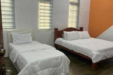 هتل Flora Inn