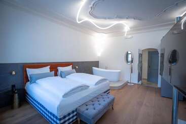 هتل Maxim Suites By Elias Holl