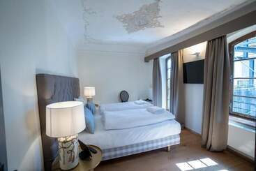 هتل Maxim Suites By Elias Holl