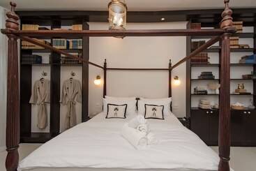 هتل The Ivory Haus