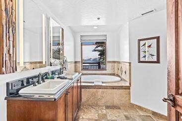 Ski In & Out At Canyons, Pet Friendly, Cozy Fireplace, Sleeps 10