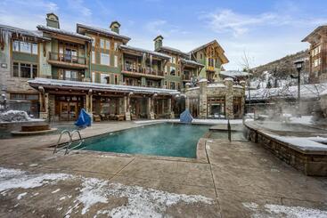 Ski In & Out At Canyons, Pet Friendly, Cozy Fireplace, Sleeps 10