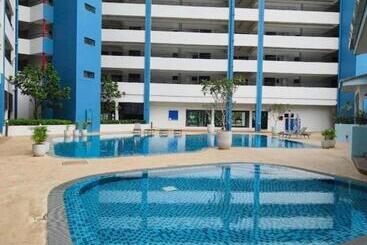 Mutiara Melaka Beach Resort By Tzwan