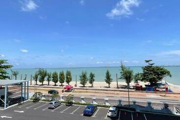 Mutiara Melaka Beach Resort By Tzwan