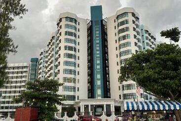 Mutiara Melaka Beach Resort By Tzwan