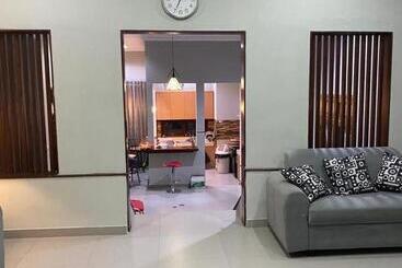 تختخواب و صبحانه Villa Syamsu