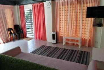 هتل Chalet Moris D  Rumah Bonda River View