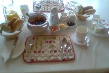 تختخواب و صبحانه Lisduvogue House