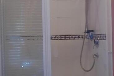 تختخواب و صبحانه Lisduvogue House