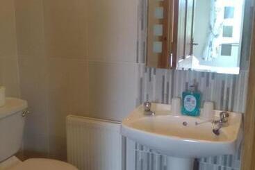 تختخواب و صبحانه Lisduvogue House
