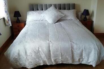 تختخواب و صبحانه Lisduvogue House
