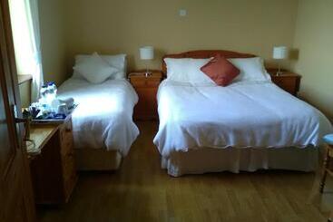 تختخواب و صبحانه Lisduvogue House