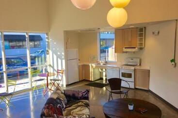 Hostel 512