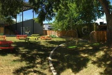 Hostel 512