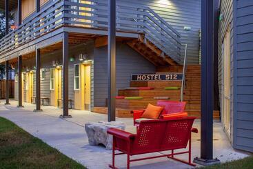 Hostel 512