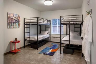 Hostel 512