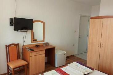 膳宿费 Guest House Rona   Free Parking And Sea View