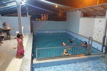 ペンション Mri Residence   Homestay In Sg Buloh With Swimming Pool   No Pork&alcohol Allowed
