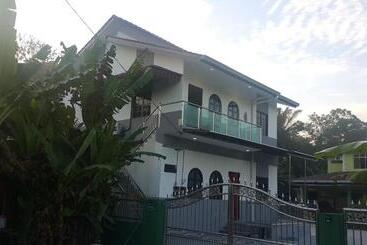 پانسیون Mri Residence Homestay In Sg Buloh With Swimming Pool No Pork&alcohol Allowed