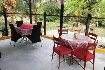פנסיון Tony’s Guesthouse At Teluk Bahang