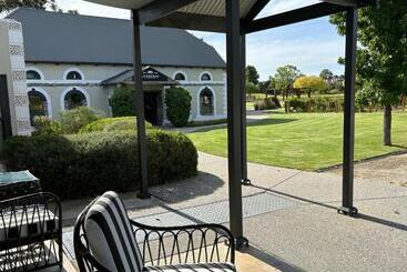 تختخواب و صبحانه Pirathon Country Estate