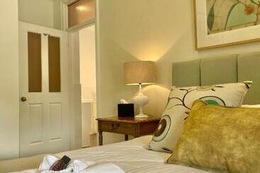 تختخواب و صبحانه Pirathon Country Estate