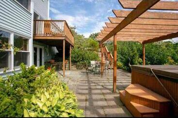 پانسیون Luxury Bachelor By Halifax Waterfront Hot Tub