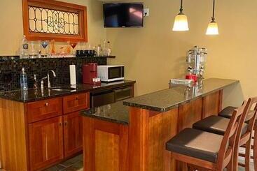 پانسیون Luxury Bachelor By Halifax Waterfront  Hot Tub