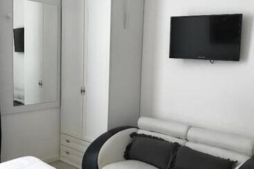 B&b Nike   Rooms Only