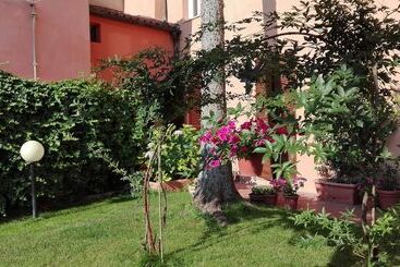 تختخواب و صبحانه Al Giardino Di Alice