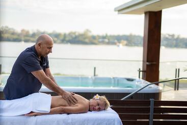 تختخواب و صبحانه Ana Mandara Luxury Retreat