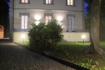 تختخواب و صبحانه Lucca In Villa Lucrezia