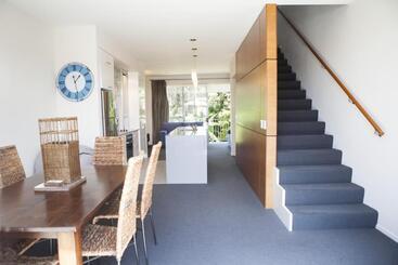 هتل Oceans Resort Whitianga