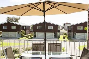 هتل Oceans Resort Whitianga