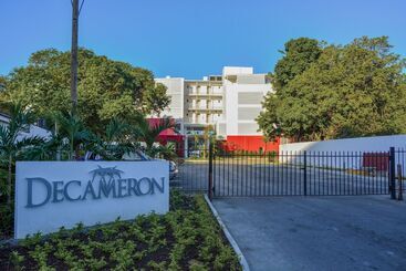 هتل Grand Decameron Cornwall Beach, A Trademark All Inclusive Resort