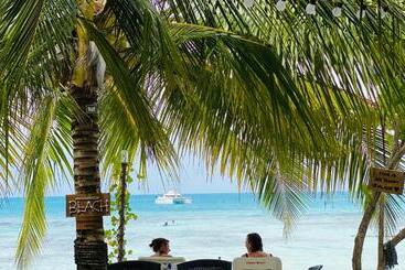 پانسیون Crown Beach Villas With Direct Access To The Bikini Beach