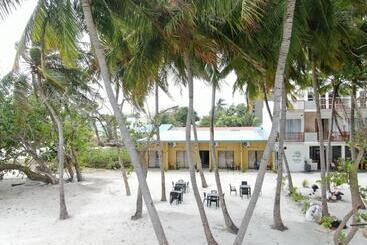 پانسیون Crown Beach Villas With Direct Access To The Bikini Beach