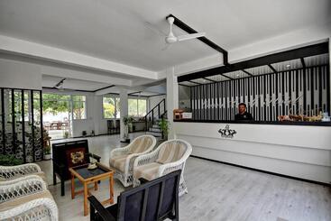 پانسیون Crown Beach Villas With Direct Access To The Bikini Beach