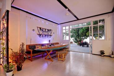 پانسیون Crown Beach Villas With Direct Access To The Bikini Beach
