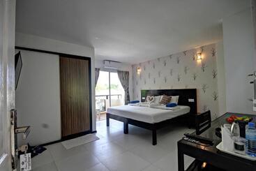 پانسیون Crown Beach Villas With Direct Access To The Bikini Beach