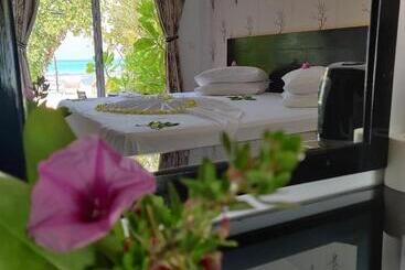 پانسیون Crown Beach Villas With Direct Access To The Bikini Beach