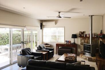 Abalina Cottages, Rotary Drive