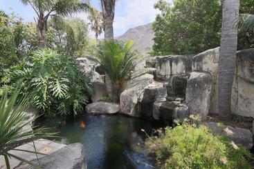 تختخواب و صبحانه Francolin Manor