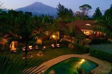 هتل Ahadi Lodge