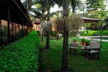 هتل Ahadi Lodge