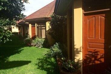 هتل Ahadi Lodge